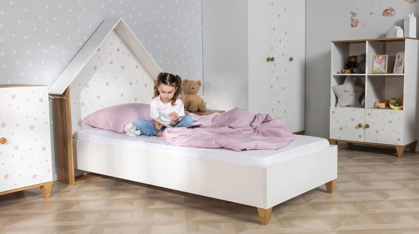 Детская кровать Nicky, цвет: Белый премиум + Дуб Натюрель + Розовый декор фото - 1 - большое изображение