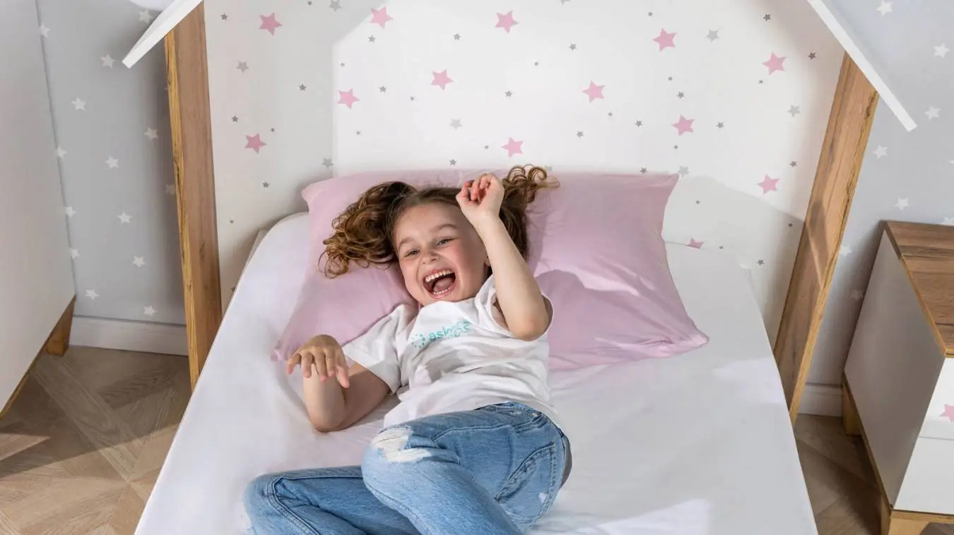 Детская кровать Nicky, цвет: Белый премиум + Дуб Натюрель + Розовый декор фото - 7 - большое изображение